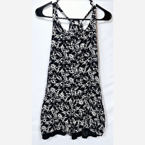Small FOREVER21 Black White Shorts Romper - Picture 1 of 3